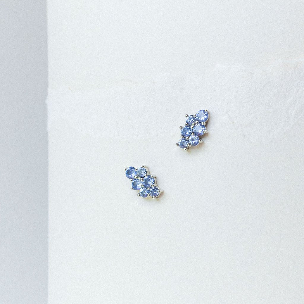 ARETES CLUSTER. ZAFIROS AZULES MONTADOS EN ORO BLANCO 14K