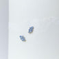 ARETES CLUSTER. ZAFIROS AZULES MONTADOS EN ORO BLANCO 14K