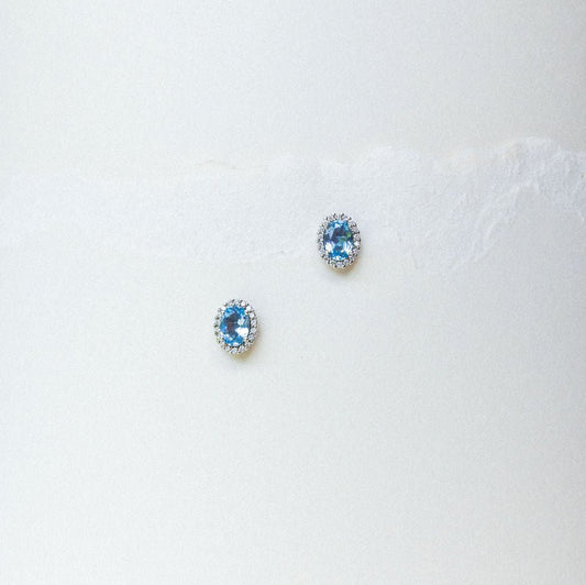 ARETES TOPACIOS AZULES CON HALO DE DIAMANTES MONTADOS EN ORO BLANCO 14K